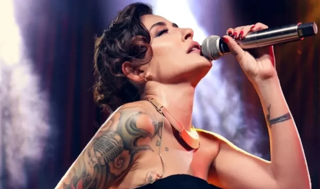 Türk pop müziğinin dikkat çeken isimlerinden Melek Mosso, sosyal medya