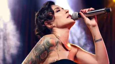 Türk pop müziğinin dikkat çeken isimlerinden Melek Mosso, sosyal medya