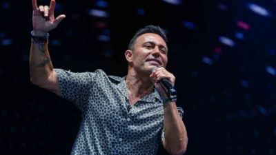Türk pop müziğinin önemli isimlerinden Mustafa Sandal hakkında sosyal medyada
