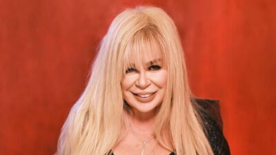 Türk müziğinin en güçlü seslerinden biri olan Zerrin Özer, uzun